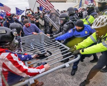 Capitol-rioters-barricade