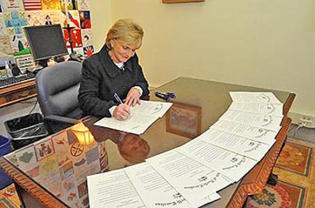 Dscgove Perdue Signing Pardons