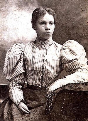 Woman-sitting-in-chair